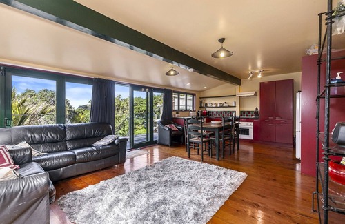 Tawharanui House | Pohutukawa Cottage - Matakana Holiday Home