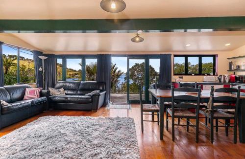 Tawharanui House | Pohutukawa Cottage - Matakana Holiday Home