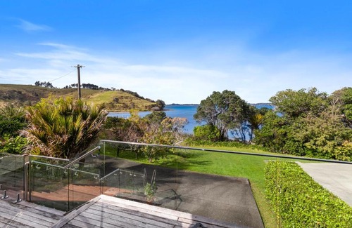Tawharanui House | Pohutukawa Cottage - Matakana Holiday Home