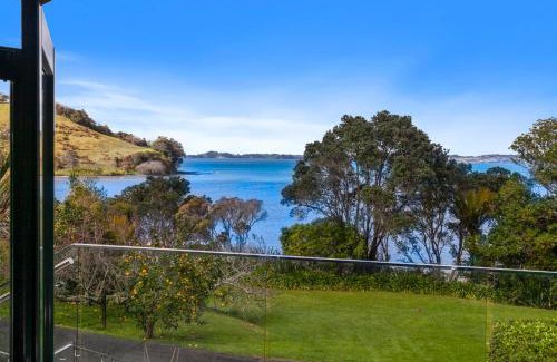 Tawharanui House | Pohutukawa Cottage - Matakana Holiday Home