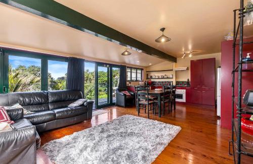 Tawharanui House | Pohutukawa Cottage - Matakana Holiday Home