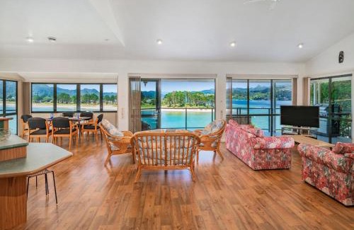 Tairua House | Pohutukawa on Paku - Tairua Holiday Home