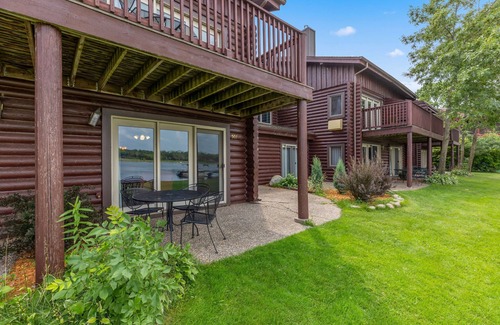 Breezy Point Condo | Point Condos 2BR w/Lake Views & Fireplace