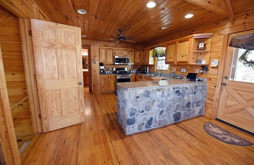 Ridges Over the Lake Cabin | Point of View-Amazing Views-Hot Tub- Pool Table- Wifi- Firepit