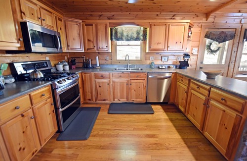 Ridges Over the Lake Cabin | Point of View-Amazing Views-Hot Tub- Pool Table- Wifi- Firepit
