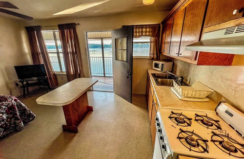 New Roads House | Pointe Breeze Kitchenette #14