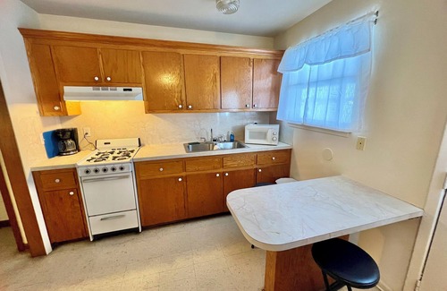 New Roads House | Pointe Breeze Kitchenette #14