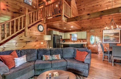 Ridgeline Vistas Cabin | Points of View - Mountain View | Pet Friendly | Hot Tub | Pool Table | Air Hockey | Fire Pit
