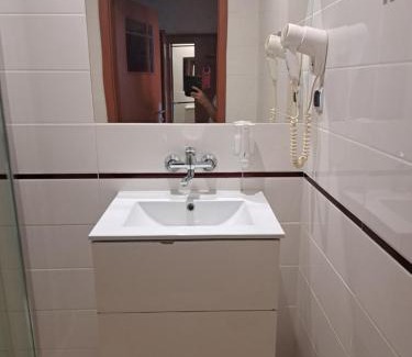 Tomaszow Mazowiecki Apartment | Pokoj dwuosobowy z łazienka