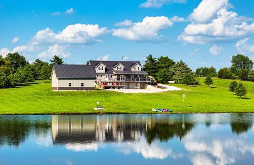 Fortuna House | Pond Access and Fishing Cedar Lodge in Versailles