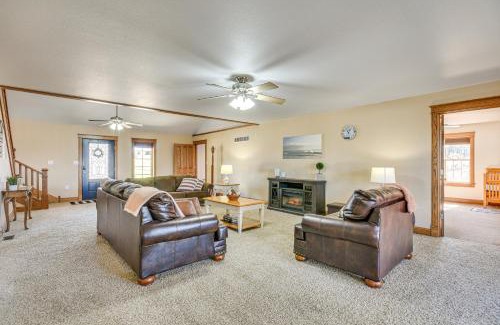 Fortuna House | Pond Access and Fishing Cedar Lodge in Versailles