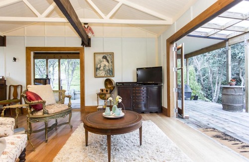 Oakura House | POND COTTAGE - Private & Tranquil