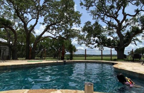 Bergheim House | Pond House Bungalow @ Bergheim Ranch