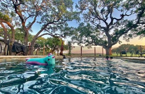 Bergheim House | Pond House Bungalow @ Bergheim Ranch
