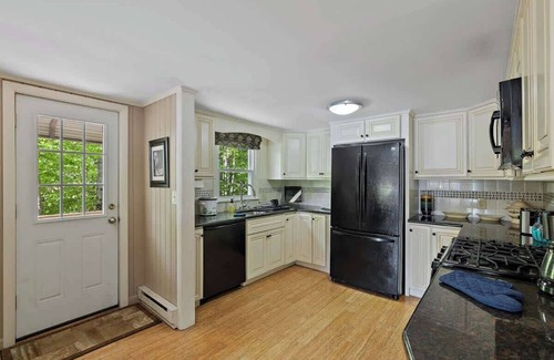 Union House | Pond Retreat: Beach, Kayak, Canoe, Deck, Firepit,