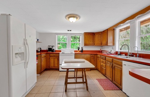 Gainesville House | Ponderosa Off The Beaten Path 5 Bedroom Farmhouse