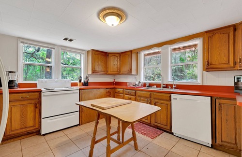 Gainesville House | Ponderosa Off The Beaten Path 5 Bedroom Farmhouse