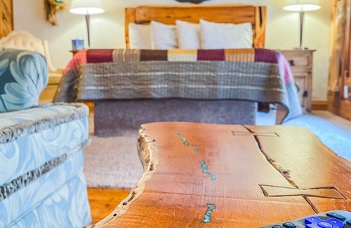 San Angelo Bed & Breakfast | Ponderosa Suite - Inn at the Art Center