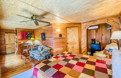 San Angelo Bed & Breakfast | Ponderosa Suite - Inn at the Art Center