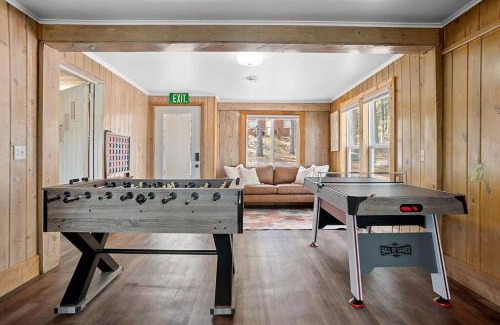 Custer House | Pondside Lodge BHBungalows #5