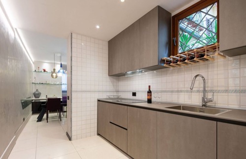 San Lorenzo Apartment | Ponte Rosso Modern in Florence by Mmega