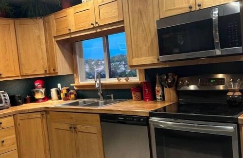 Glacier View Meadows Cottage | Poo's Corner! Relax w hot tub, mountains & stars!