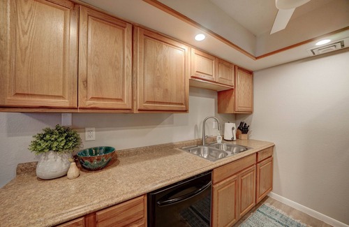 Camelback East Condo | Pool/1bd/1ba Fully Stocked/FoodiesParadise/1stFloor/FreeParking/Gated
