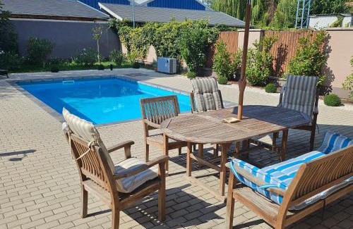 Angyalfold Apartment | Pool and apartment