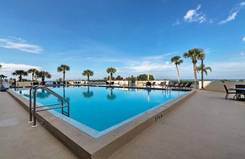 Hudson Apartment | Pool and Beach Access Waterfront Hudson Condo!