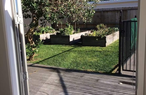Omanu Cottage | Pool and beach hideaway