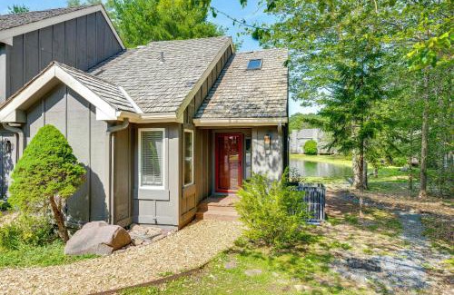 White Haven Apartment | Pool and Marina Access Condo with Deck in Jim Thorpe