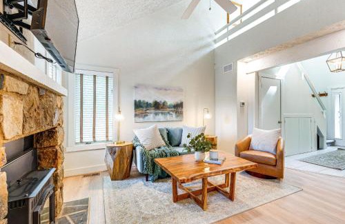 White Haven Apartment | Pool and Marina Access Condo with Deck in Jim Thorpe