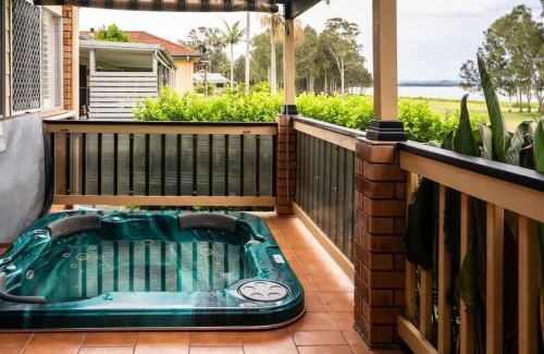 Killarney Vale House | Pool and Spa on the Lakefront with Suite Studio
