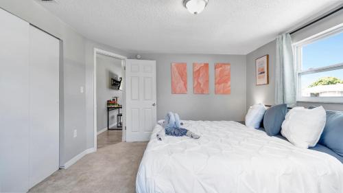 Regency Park House | Pool! BBQ ! Sleeps 8PPL TV's King Bed
