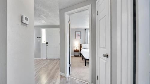 Regency Park House | Pool! BBQ ! Sleeps 8PPL TV's King Bed