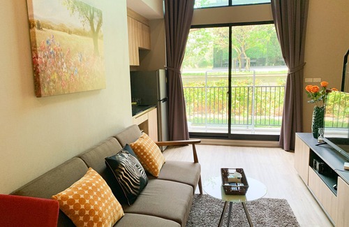 Sathorn Apartment | Pool! For sightseeing, play and food