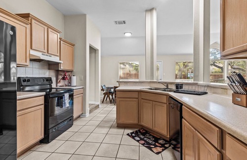 Braun's Farm House | Pool & Game Room By 6 Flags & SeaWorld - Sleeps 10