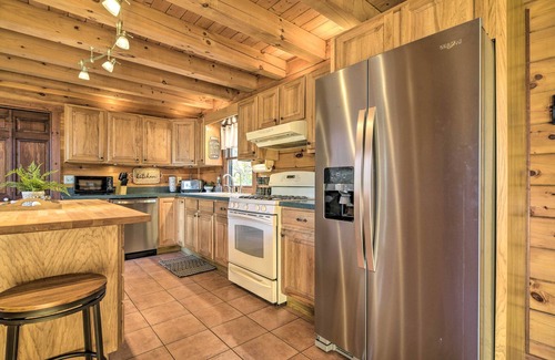 Mount Joy Cabin | Pool, Games + Sauna: Mount Joy Countryside Cabin