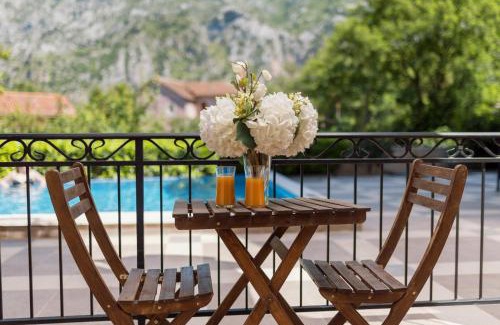 Skaljari Apartment | Pool Home near the Old Town