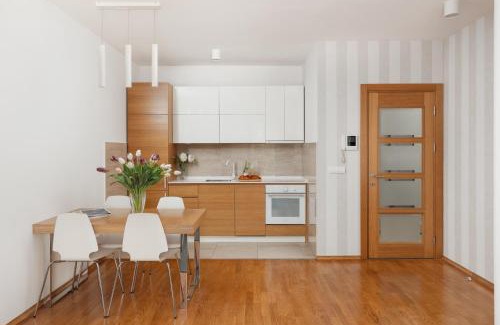Skaljari Apartment | Pool Home near the Old Town