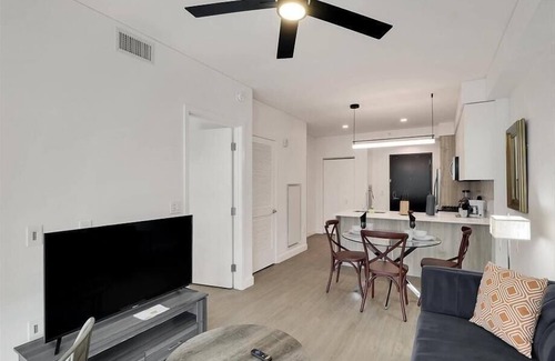 Evans Churchill Apartment | Pool, Hottub & Sauna | Walkable PHX 1BR | Mins to Shops