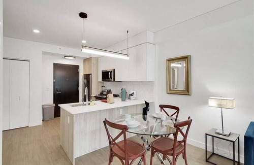 Evans Churchill Apartment | Pool, Hottub & Sauna | Walkable PHX 1BR | Mins to Shops