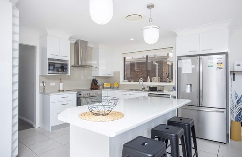 Forster House | Pool house on the canal, private Jetty, Wifi