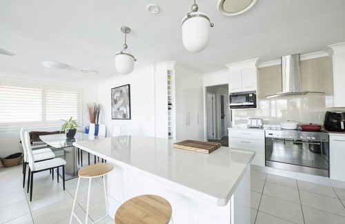 Forster House | Pool house on the canal, private Jetty, Wifi