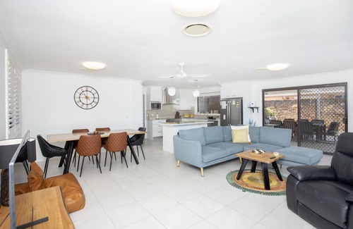 Forster House | Pool house on the canal, private Jetty, Wifi