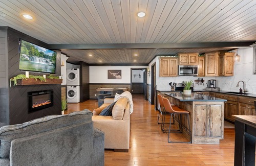 South Pittsburg Cabin | Pool Lodge with amazing views!