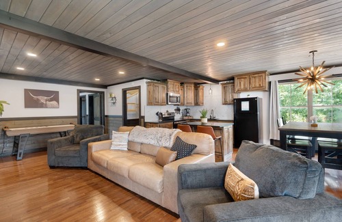 South Pittsburg Cabin | Pool Lodge with amazing views!