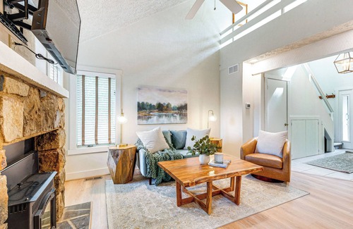 White Haven Condo | Pool & Marina Access: Condo w/Deck in Jim Thorpe