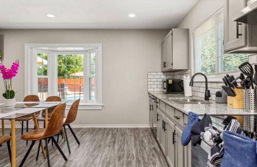 West San Antonio House | Pool Oasis by Seaworld 5 Bedrooms Game room