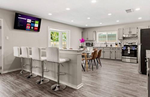 West San Antonio House | Pool Oasis by Seaworld 5 Bedrooms Game room